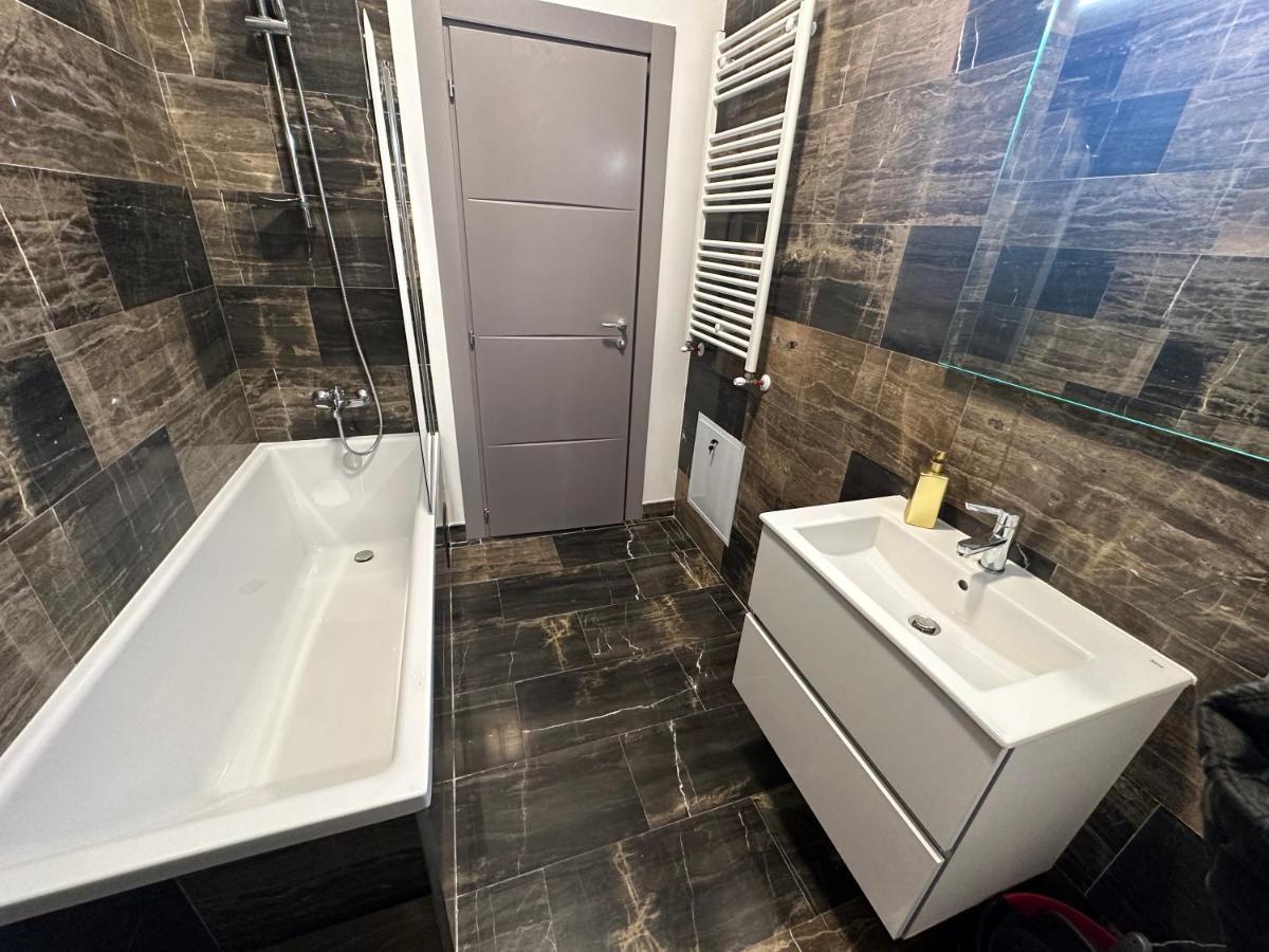 Industrial Touch - Designed Appartement Iasi Buitenkant foto
